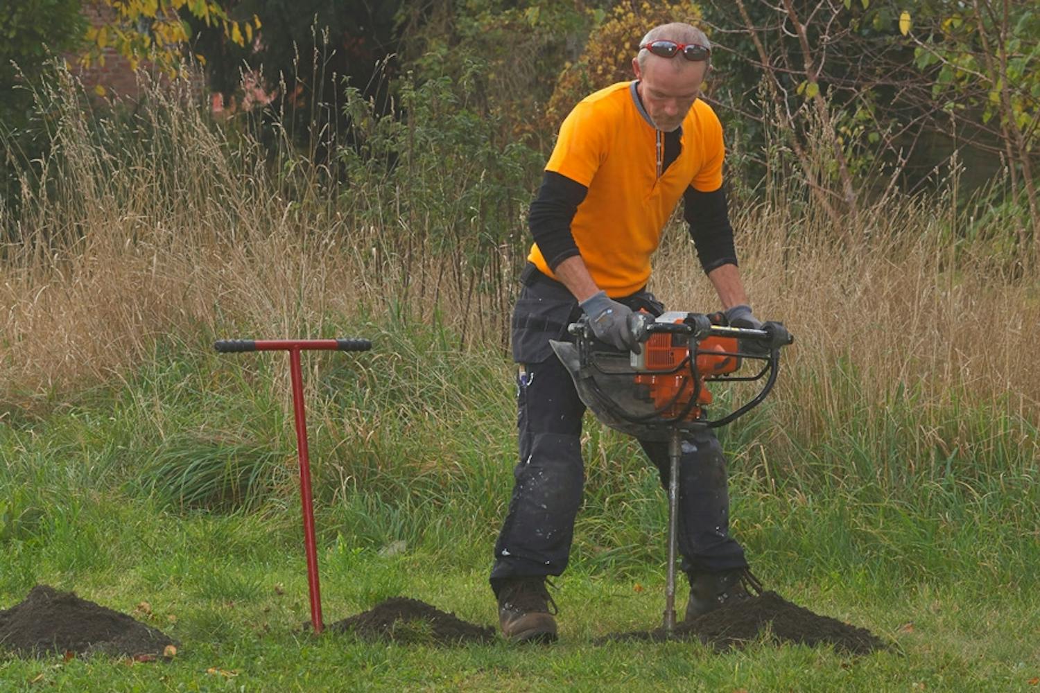 Det er raskere å bruke jordboret enn spaden når du skal grave ut til stolper. Det er raskere å bruke jordboret enn spaden når du skal grave ut til stolper.
